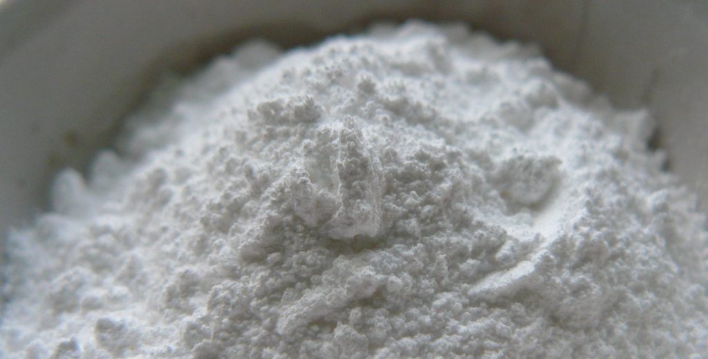 Dimulai dengan penyerapan asam benzoat kedalam sel. Jika pH intraseluler turun ke angka < 5, fermentasi anaerobik glukosa melalui fosfofruktokinase berkurang tajam[6] sehingga dapat menghambat pertumbuhan dan kelangsungan hidup mikro-organisme yang dapat merusak makanan.